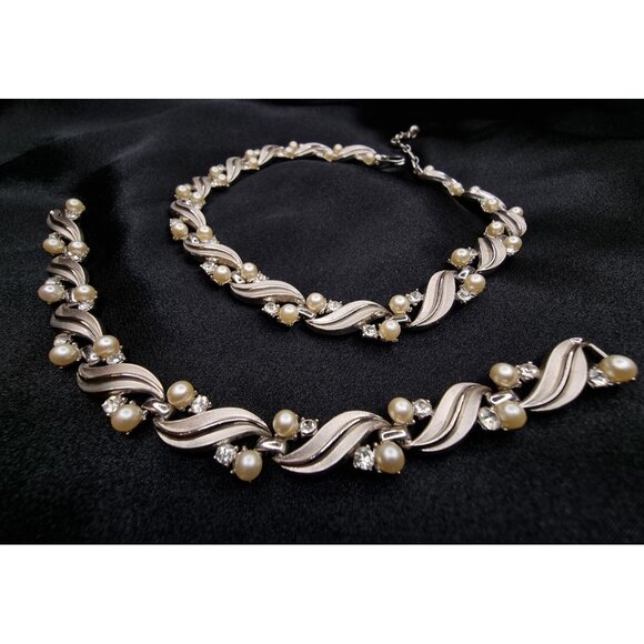 Rare Find Vintage 1950s TRIFARI Signed Necklace & Bracelet Set With Pearls & Rhi - Picture 4 of 6